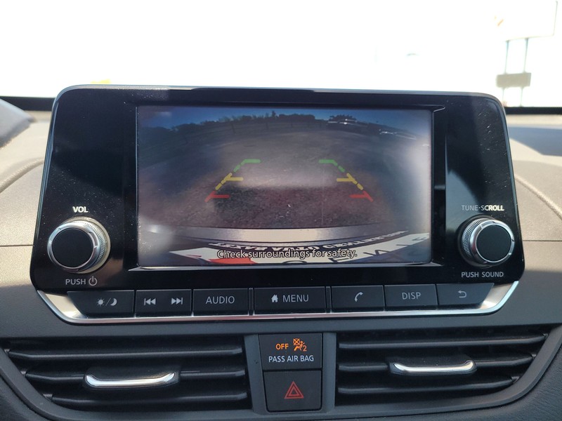 Nissan Altima Vehicle Full-screen Gallery Image 16