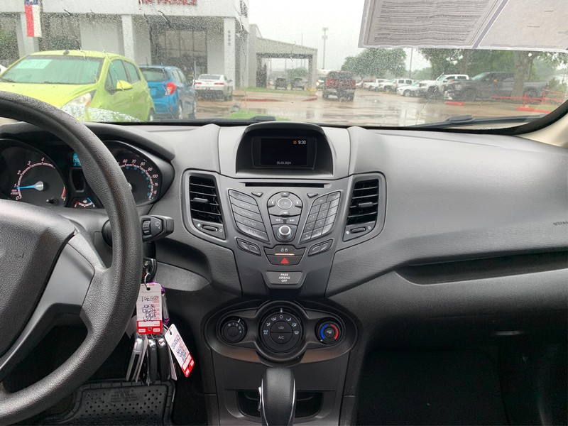 Ford Fiesta Sedan Vehicle Full-screen Gallery Image 11