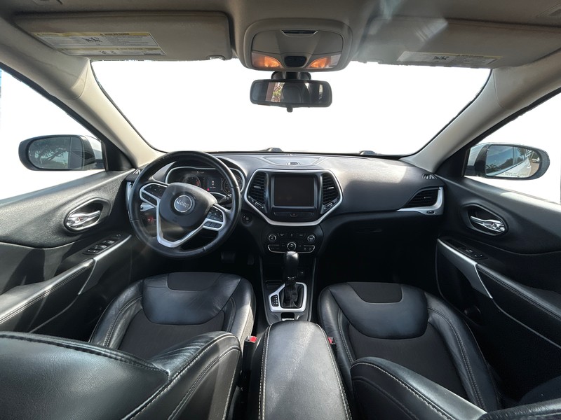 Jeep Cherokee Vehicle Full-screen Gallery Image 15