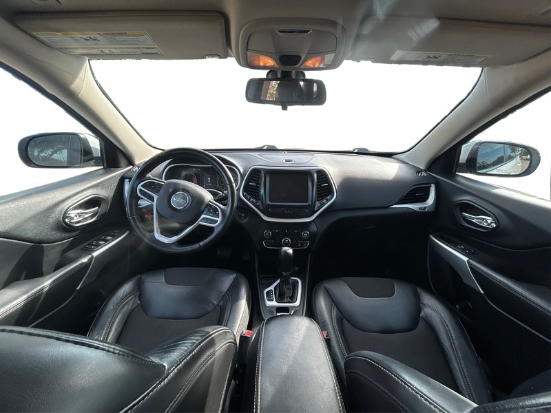 Jeep Cherokee Vehicle Full-screen Gallery Image 16