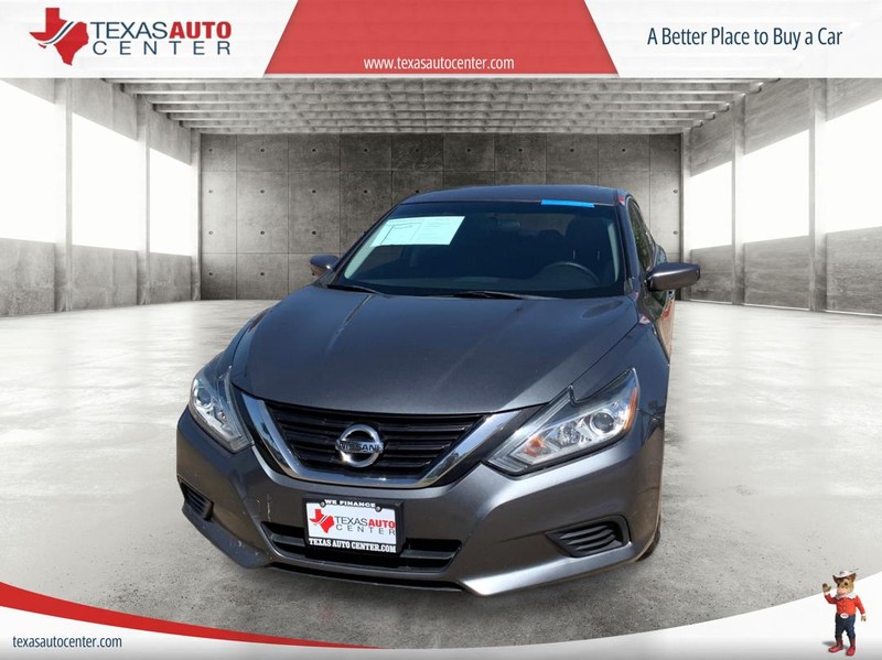 Nissan Altima Vehicle Full-screen Gallery Image 3