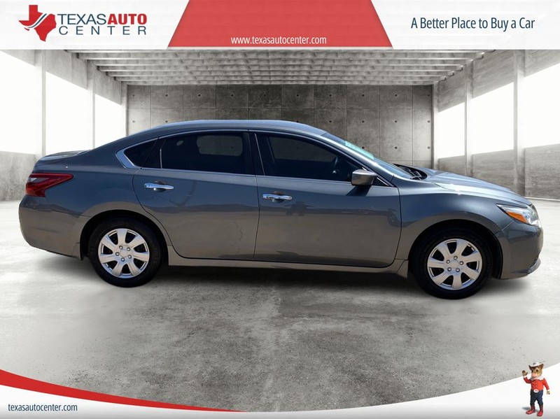 Nissan Altima Vehicle Full-screen Gallery Image 4