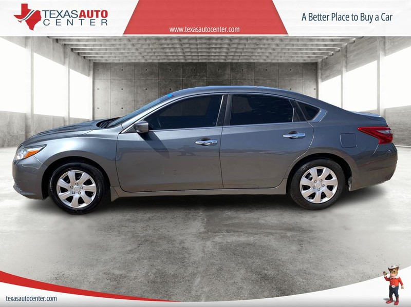 Nissan Altima Vehicle Full-screen Gallery Image 5