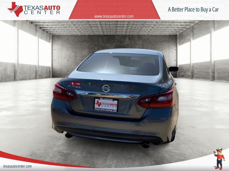 Nissan Altima Vehicle Full-screen Gallery Image 6