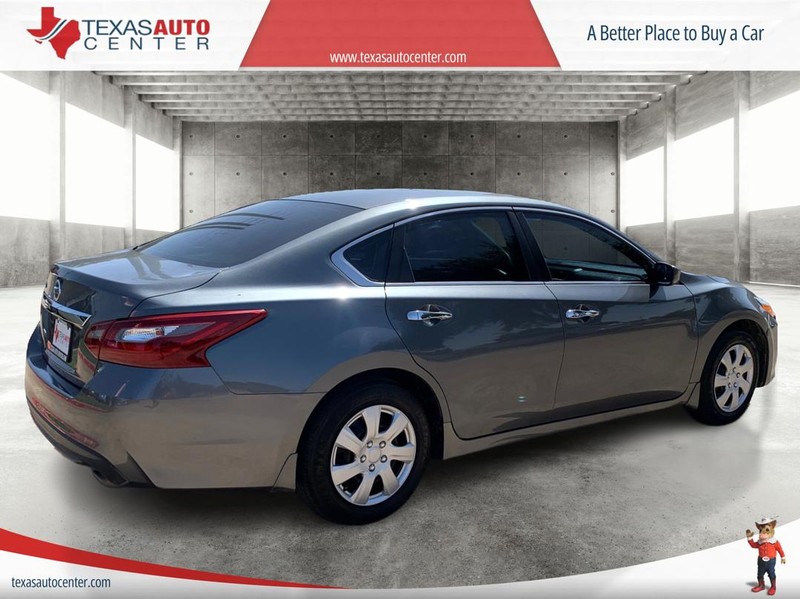 Nissan Altima Vehicle Full-screen Gallery Image 7