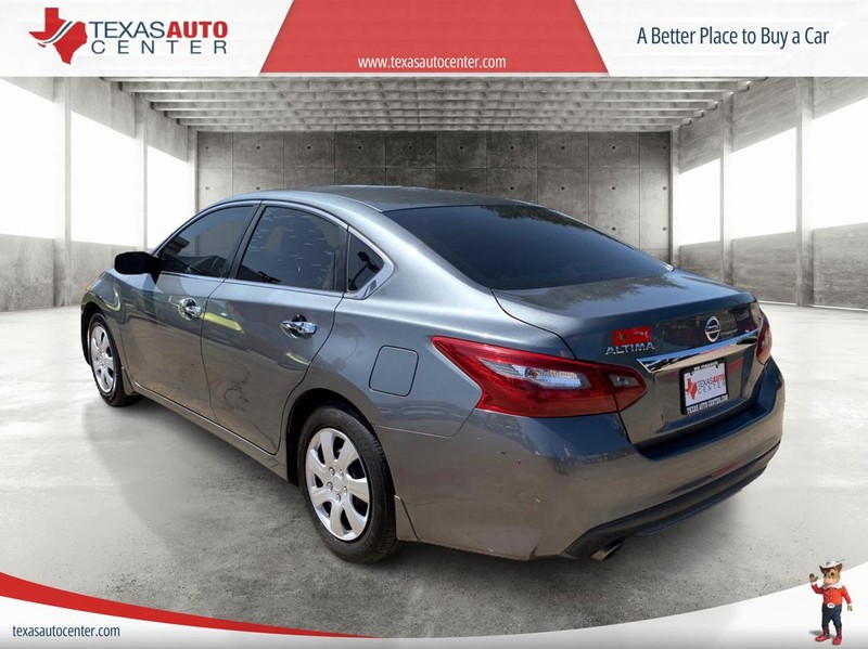 Nissan Altima Vehicle Full-screen Gallery Image 8