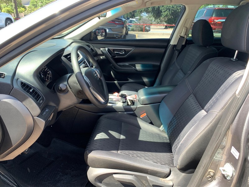 Nissan Altima Vehicle Full-screen Gallery Image 9