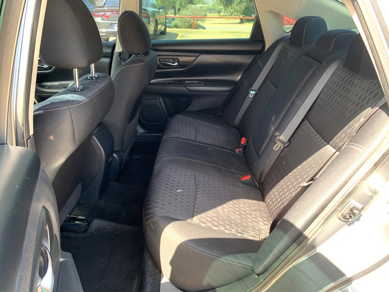 Nissan Altima Vehicle Full-screen Gallery Image 10