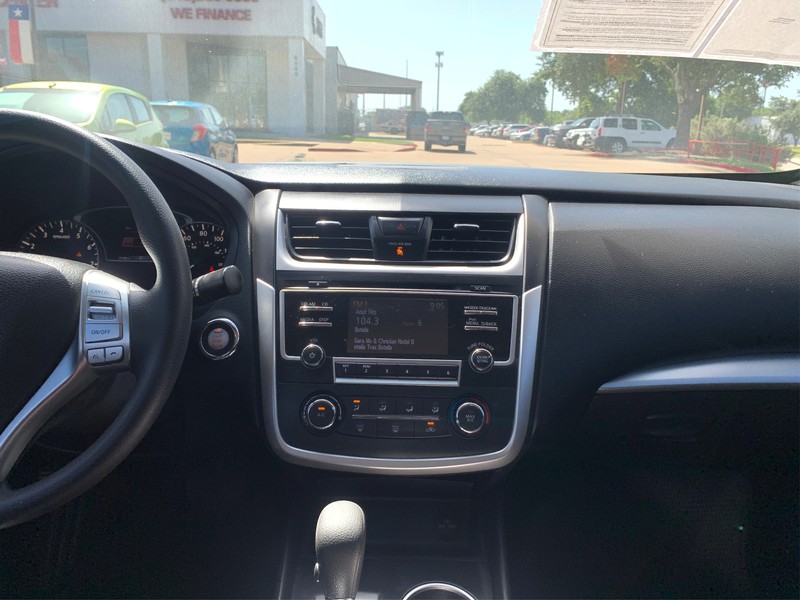 Nissan Altima Vehicle Full-screen Gallery Image 11