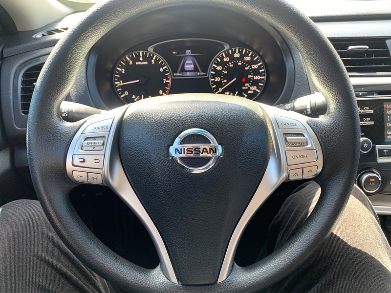 Nissan Altima Vehicle Full-screen Gallery Image 14