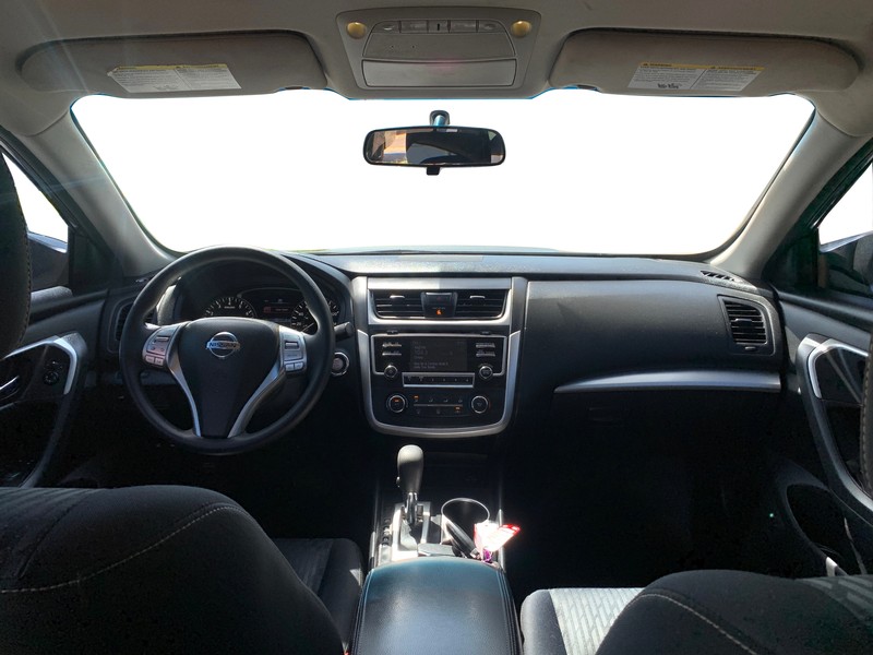 Nissan Altima Vehicle Full-screen Gallery Image 15