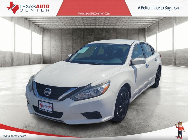 Nissan Altima Vehicle Full-screen Gallery Image 2