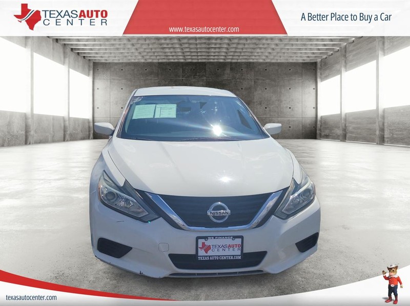 Nissan Altima Vehicle Full-screen Gallery Image 3