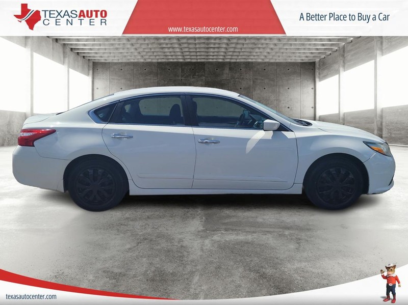 Nissan Altima Vehicle Full-screen Gallery Image 4