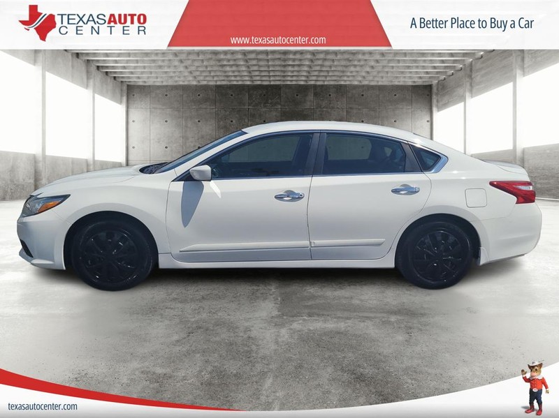 Nissan Altima Vehicle Full-screen Gallery Image 5