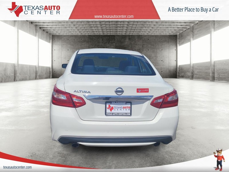 Nissan Altima Vehicle Full-screen Gallery Image 6