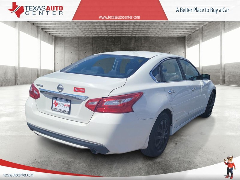 Nissan Altima Vehicle Full-screen Gallery Image 7