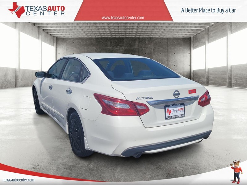Nissan Altima Vehicle Full-screen Gallery Image 8