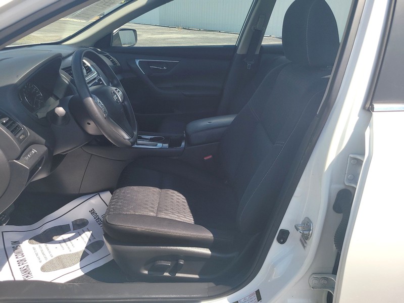 Nissan Altima Vehicle Full-screen Gallery Image 9