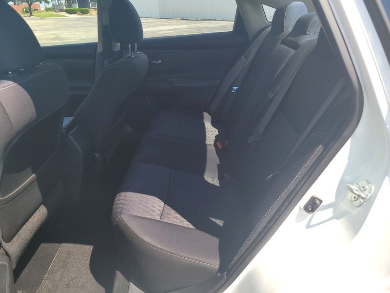 Nissan Altima Vehicle Full-screen Gallery Image 10