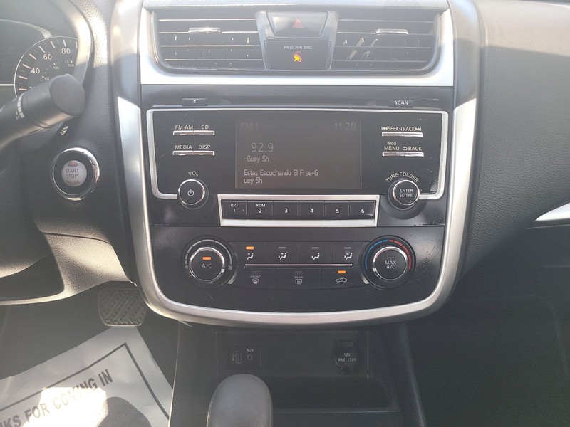 Nissan Altima Vehicle Full-screen Gallery Image 11