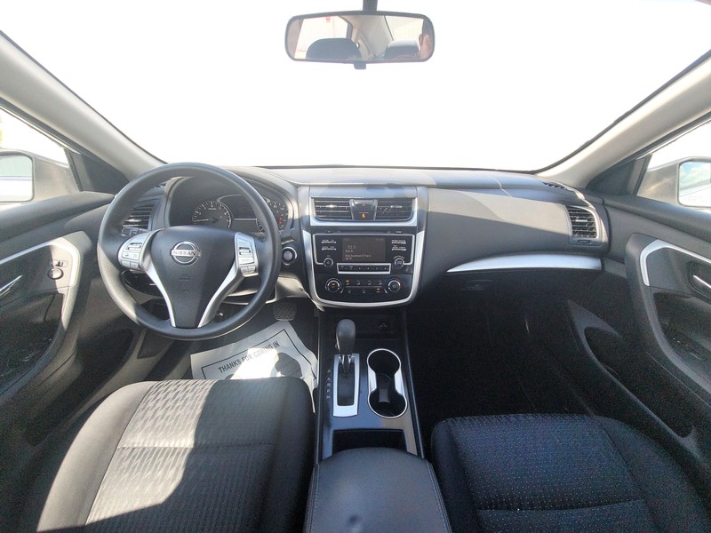 Nissan Altima Vehicle Full-screen Gallery Image 14
