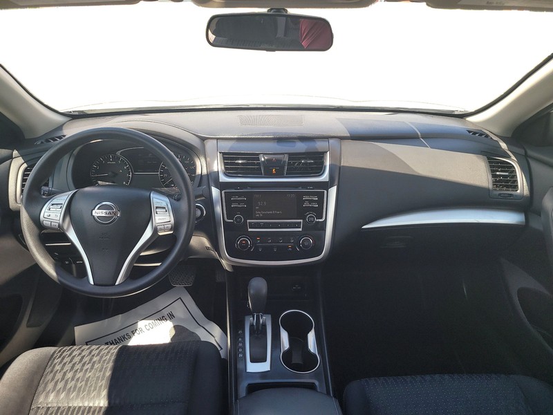 Nissan Altima Vehicle Full-screen Gallery Image 15