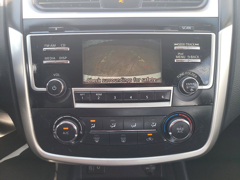 Nissan Altima Vehicle Full-screen Gallery Image 16