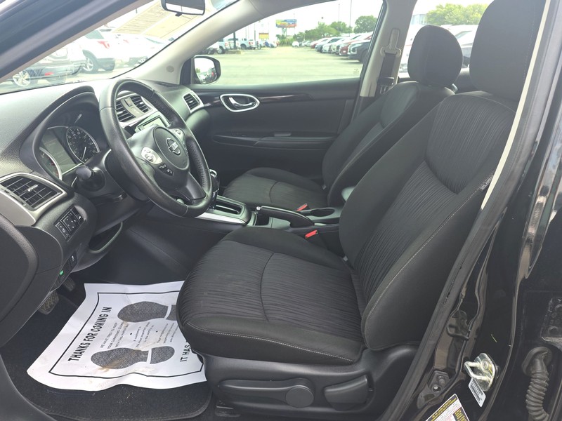 Nissan Sentra Vehicle Full-screen Gallery Image 09