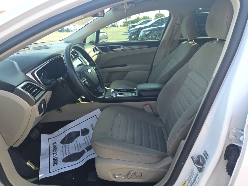 Ford Fusion Hybrid Vehicle Full-screen Gallery Image 9