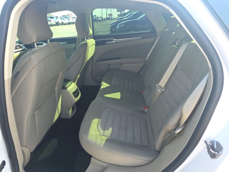 Ford Fusion Hybrid Vehicle Full-screen Gallery Image 10