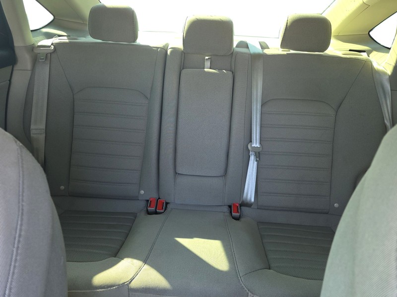 Ford Fusion Hybrid Vehicle Full-screen Gallery Image 12