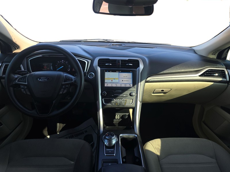 Ford Fusion Hybrid Vehicle Full-screen Gallery Image 15