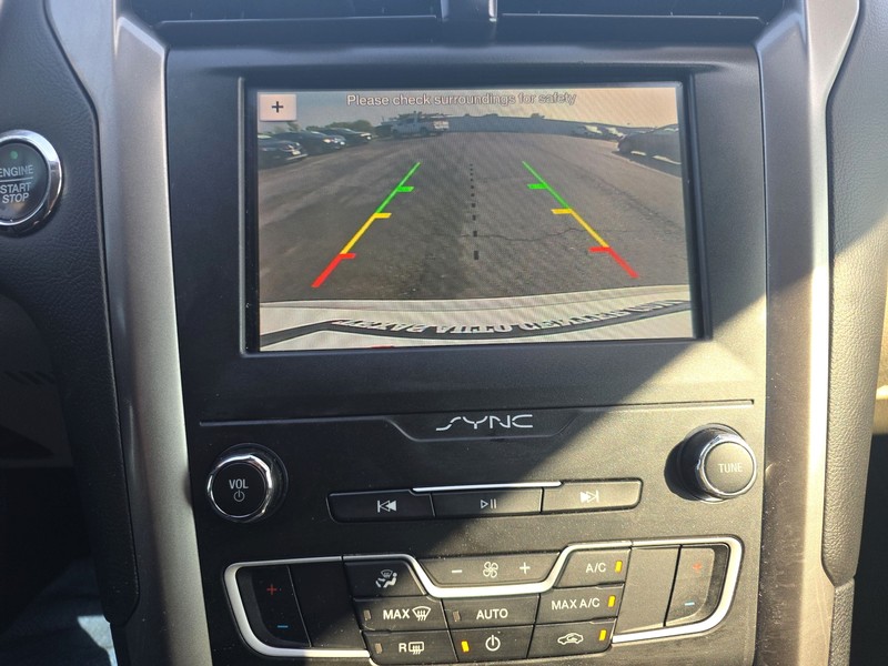 Ford Fusion Hybrid Vehicle Full-screen Gallery Image 17