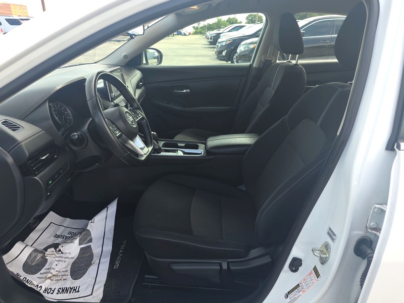 Nissan Sentra Vehicle Full-screen Gallery Image 09