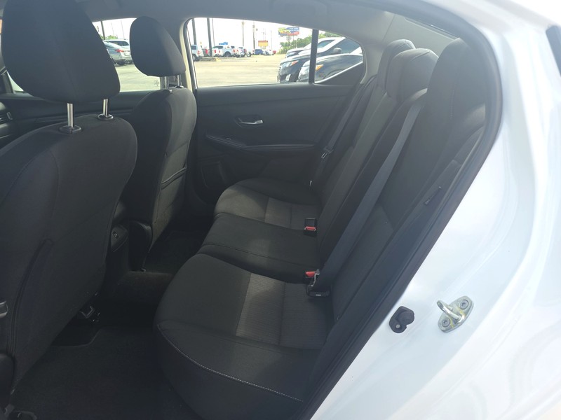 Nissan Sentra Vehicle Full-screen Gallery Image 10