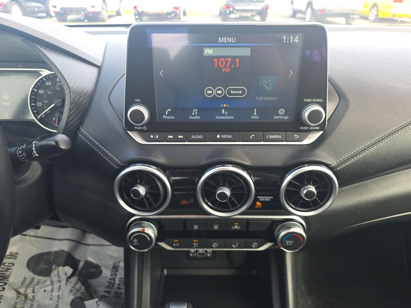 Nissan Sentra Vehicle Full-screen Gallery Image 11