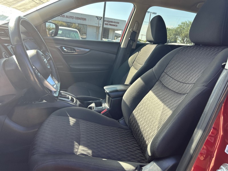 Nissan Rogue Vehicle Full-screen Gallery Image 09