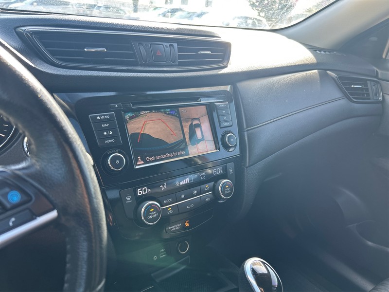 Nissan Rogue Vehicle Full-screen Gallery Image 17