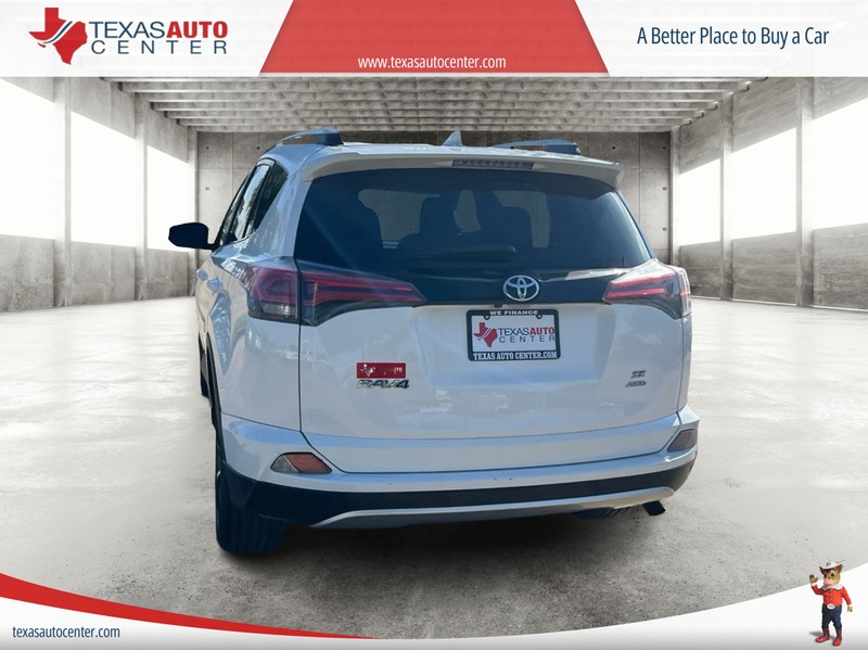 Toyota RAV4 Vehicle Full-screen Gallery Image 08