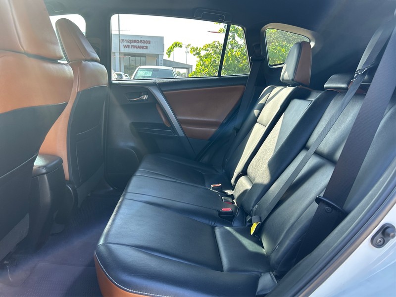 Toyota RAV4 Vehicle Full-screen Gallery Image 10