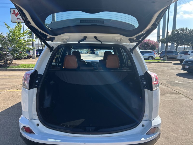 Toyota RAV4 Vehicle Full-screen Gallery Image 11