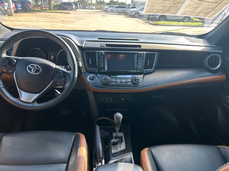 Toyota RAV4 Vehicle Full-screen Gallery Image 12