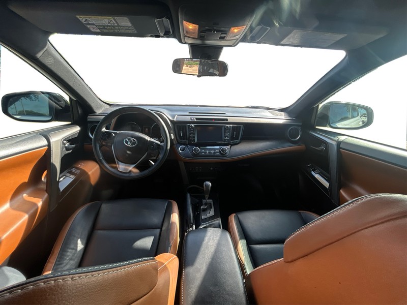 Toyota RAV4 Vehicle Full-screen Gallery Image 16