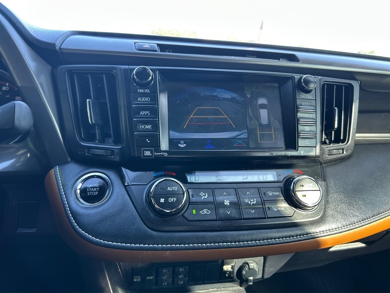Toyota RAV4 Vehicle Full-screen Gallery Image 17