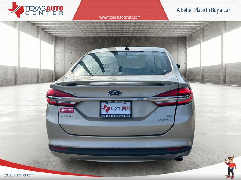 Ford Fusion Vehicle Full-screen Gallery Image 4