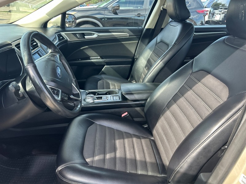 Ford Fusion Vehicle Full-screen Gallery Image 7