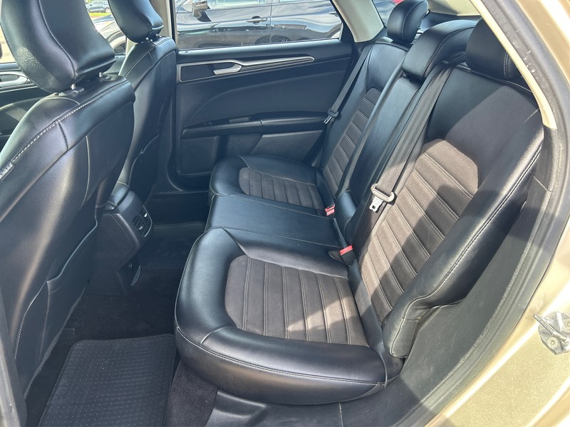 Ford Fusion Vehicle Full-screen Gallery Image 8