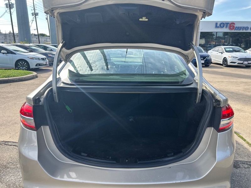 Ford Fusion Vehicle Full-screen Gallery Image 9