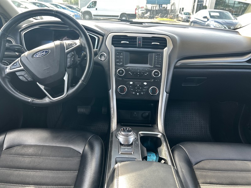 Ford Fusion Vehicle Full-screen Gallery Image 10